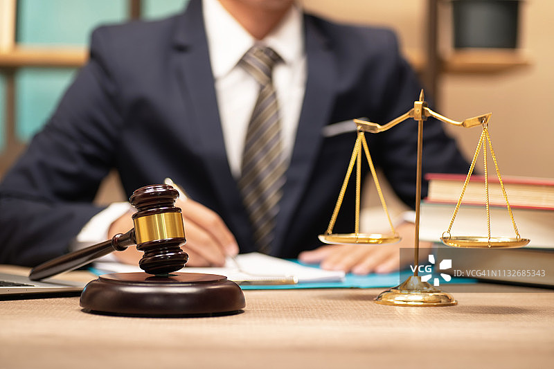 法律、律师和正义概念，男律师或公证人在律师事务所处理重要案件的文件和报告，曼谷，泰国。日期 02/27/2019图片素材