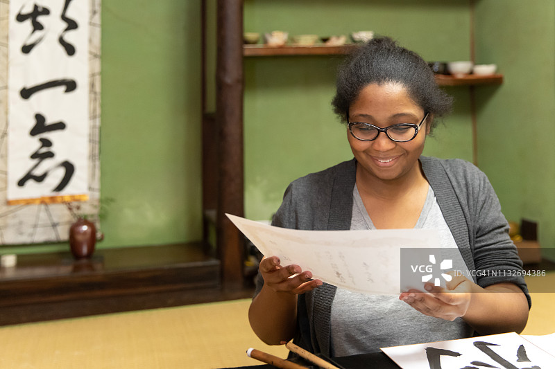 欧洲女人学习日语书法图片素材