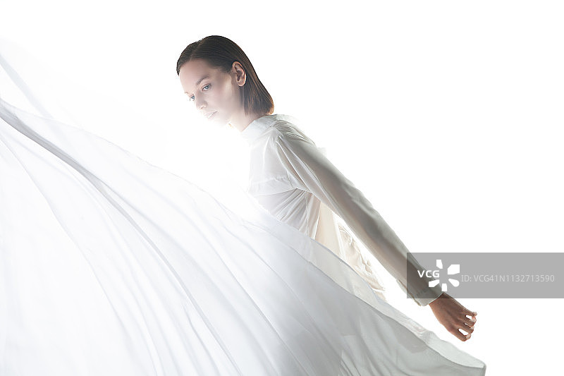 白色面纱后面的苗条女性图片素材