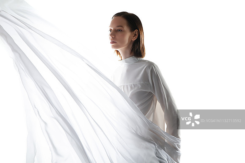 白色面纱后面的苗条女性图片素材