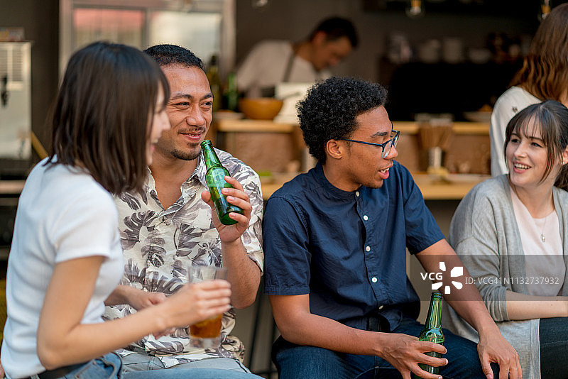 朋友们在酒吧里一起聚会图片素材