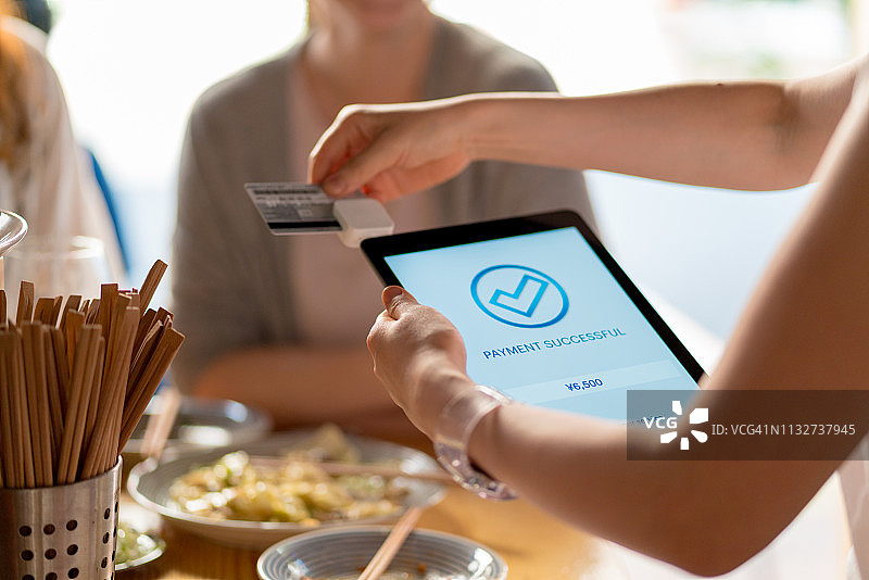 顾客在咖啡馆使用非接触式支付图片素材
