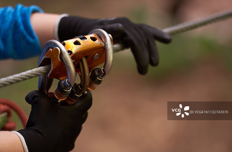 准备安全的高空滑索图片素材