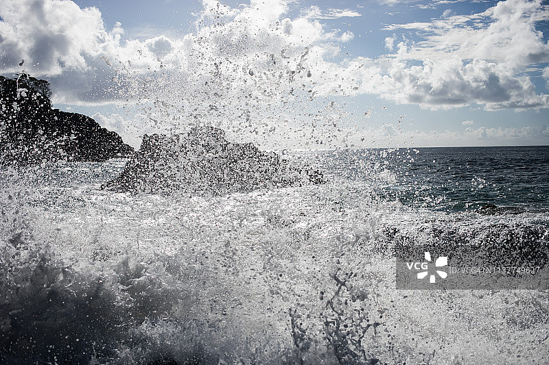 海浪拍打岩石图片素材