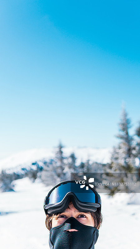 滑雪镜与阳光下的年轻女子肖像图片素材