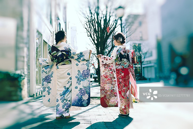 身穿振袖和服的两名日本女子图片素材