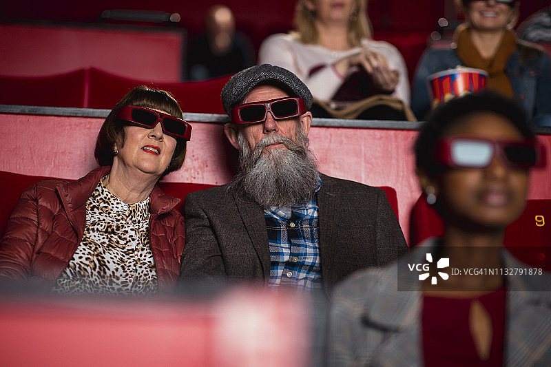 一对年长的夫妇在看3D电影图片素材