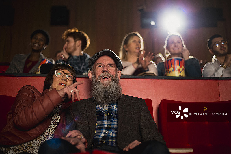年长的夫妇在电影院图片素材