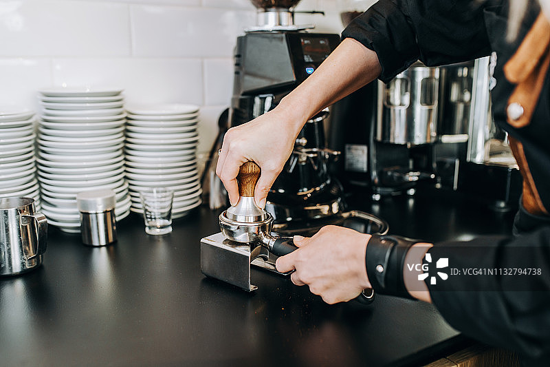 人手制作新鲜的意式浓缩咖啡饮品图片素材