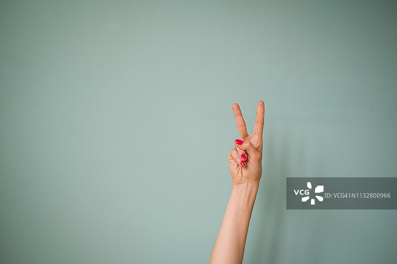 手指做出和平手势图片素材