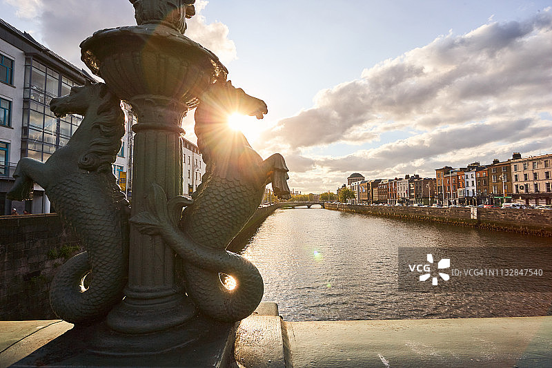 爱尔兰都柏林市的格拉attan桥图片素材