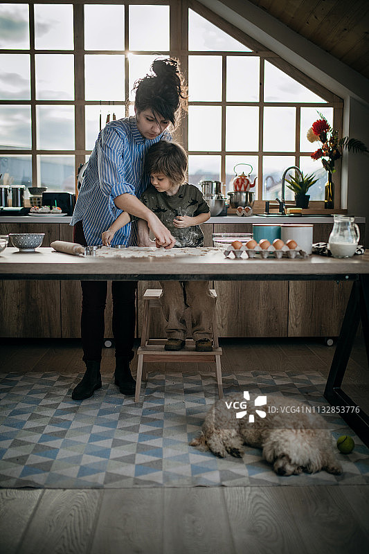 母子准备饼干图片素材