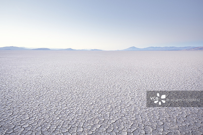 日出时分，干涸的湖床与远山图片素材