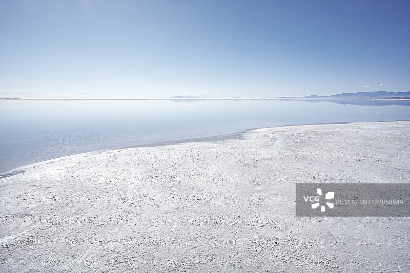 盐湖城外盐滩静水倒影与晴朗天空图片素材