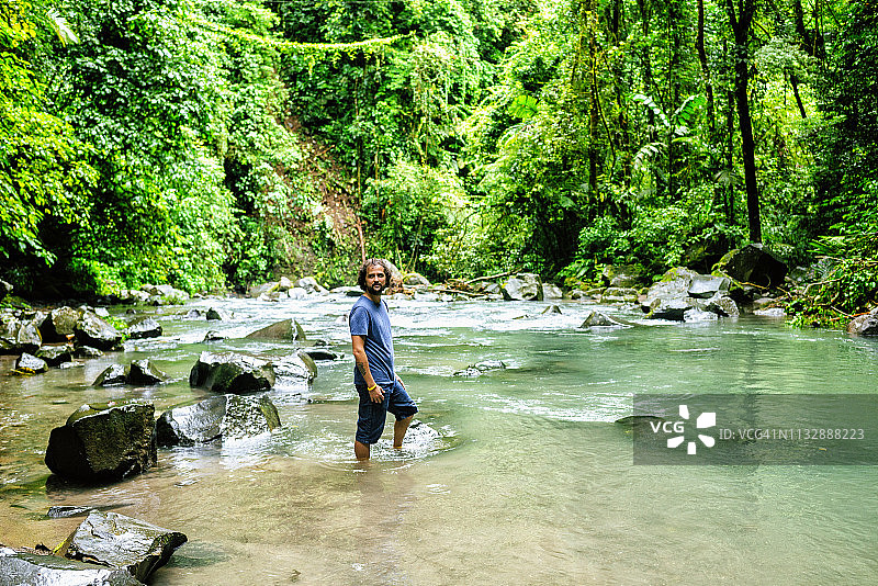 在阿雷纳尔火山国家公园La Fortuna河中的男人图片素材