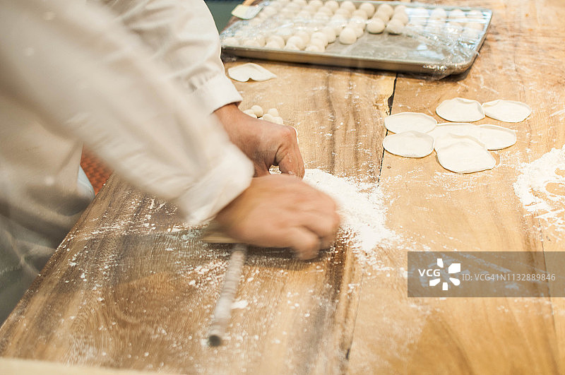 中国厨师正在制作饺子图片素材
