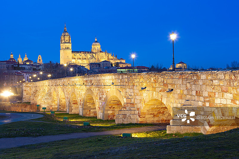 西班牙萨拉曼卡夜景图片素材