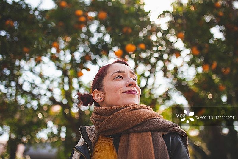 欣赏她周围的自然风光图片素材