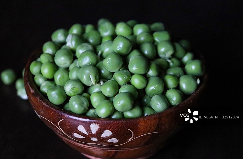 木碗中新鲜青豆特写图片素材