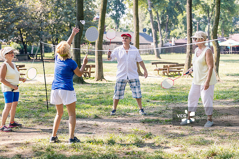 四位老年人打羽毛球双打图片素材