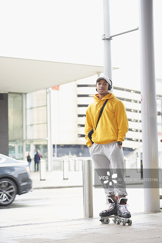 街头穿着溜冰鞋的年轻男人图片素材