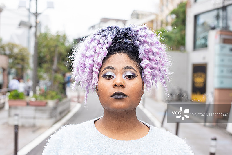 街头肖像：紫色头发的年轻女人图片素材