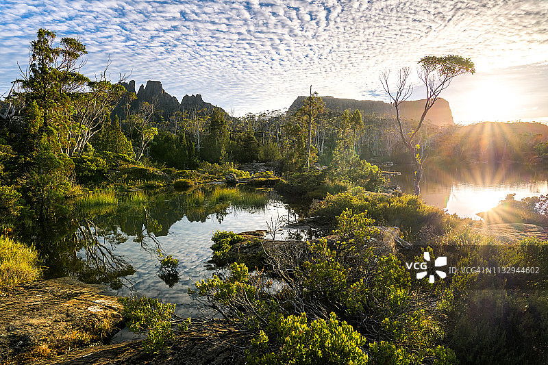 埃律西昂湖的日出图片素材