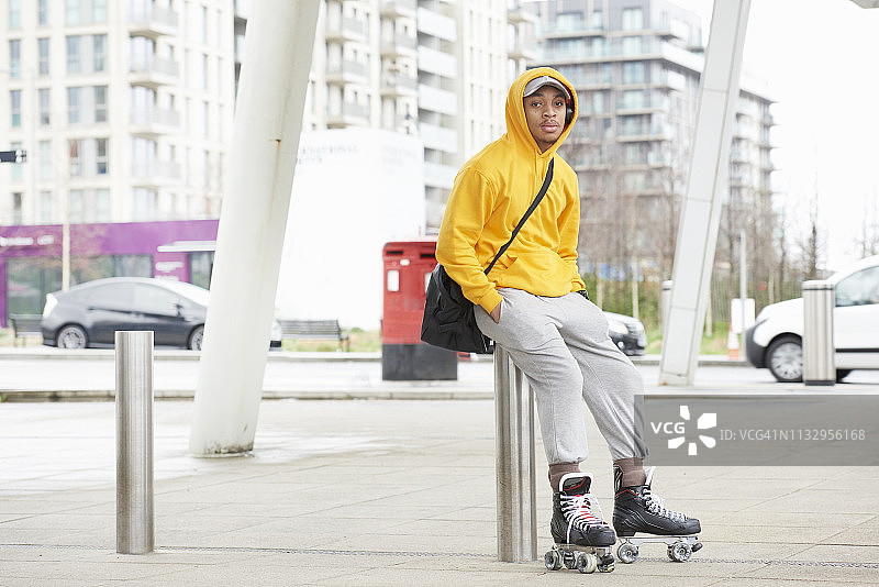 男子在城市街道上穿轮滑鞋图片素材