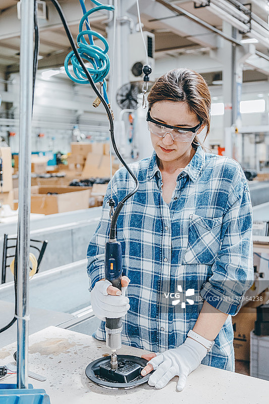 女工在工厂使用气动扳手图片素材