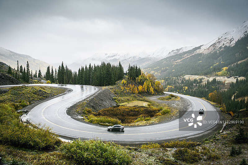 山路上的车辆图片素材