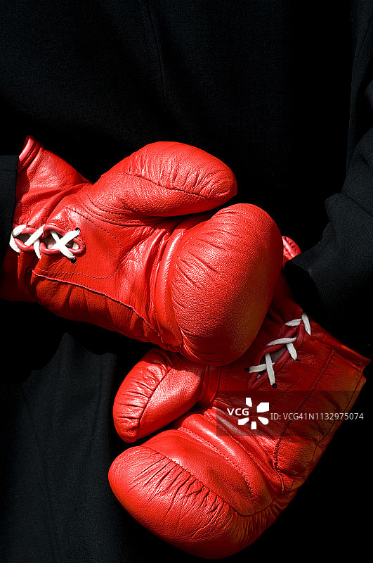 背在身后的拳击手套图片素材