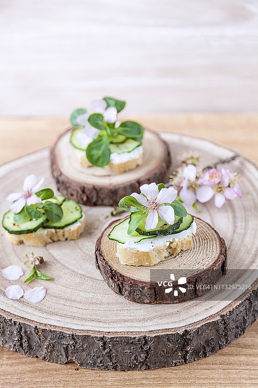 无麸质法棍黄瓜三明治配纯素奶油奶酪和水田芥图片素材