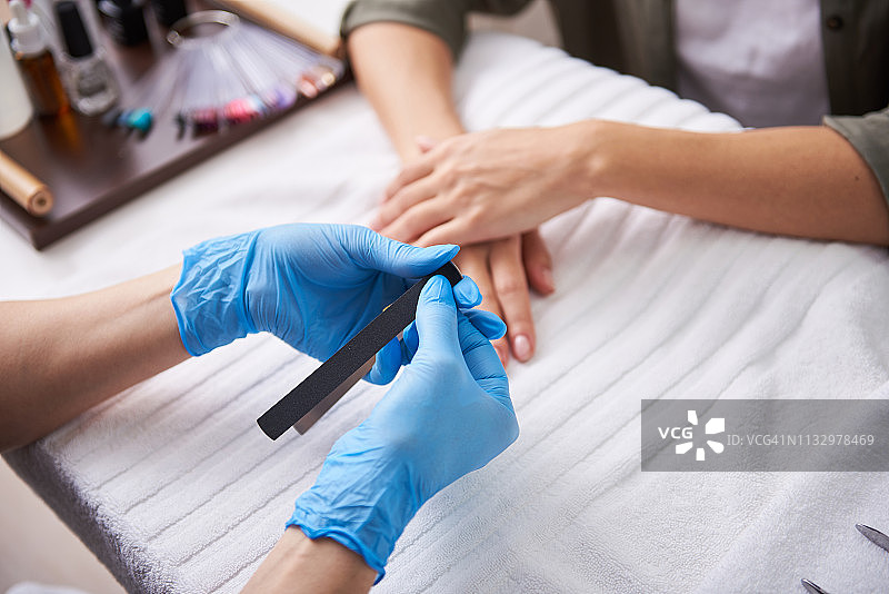 美甲师为美甲做准备，顾客正在等待图片素材