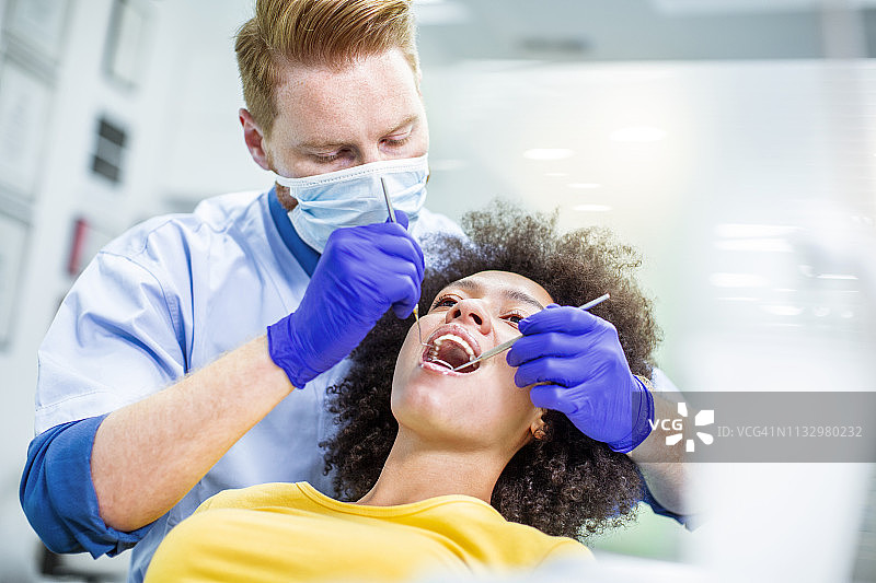 患者在牙科检查时对牙医充满信心图片素材