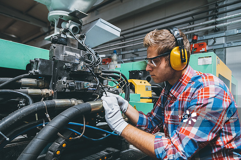 在生产线上工作的专业技术工人图片素材