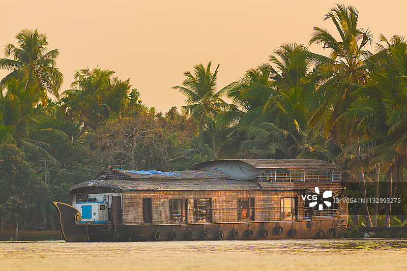 喀拉拉邦回水区的船屋，印度图片素材