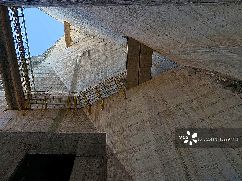 巴西伊瓜苏伊泰普大坝内部天空和走道景观图片素材