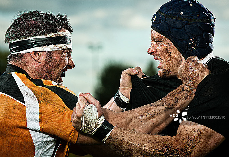 相互扭打的橄榄球运动员图片素材