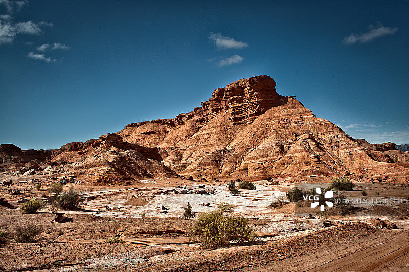 蓝天下红色条纹山脉，月亮谷，阿根廷圣胡安省图片素材