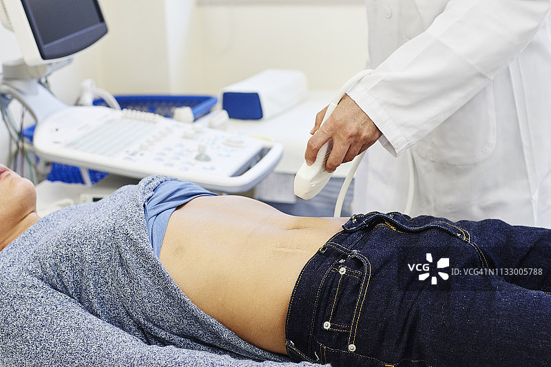 中年男人在医院接受腹部超声波检查图片素材