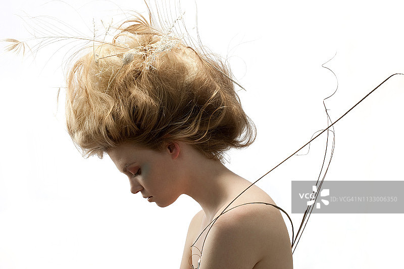 发型独特的年轻女子肖像图片素材