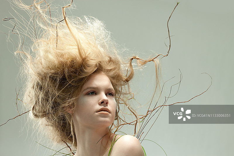 发型独特的年轻女子肖像图片素材