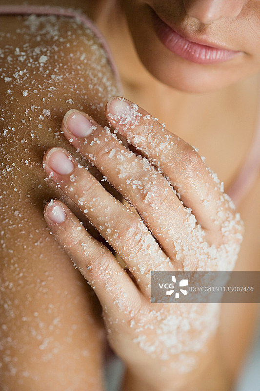 敷盐去角质面膜的年轻女人图片素材