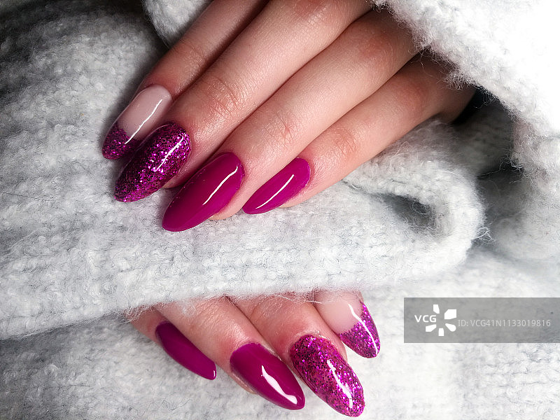 粉色美甲的女子手指特写图片素材