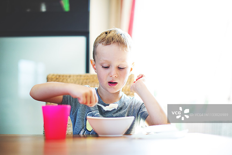 小男孩吃早餐图片素材