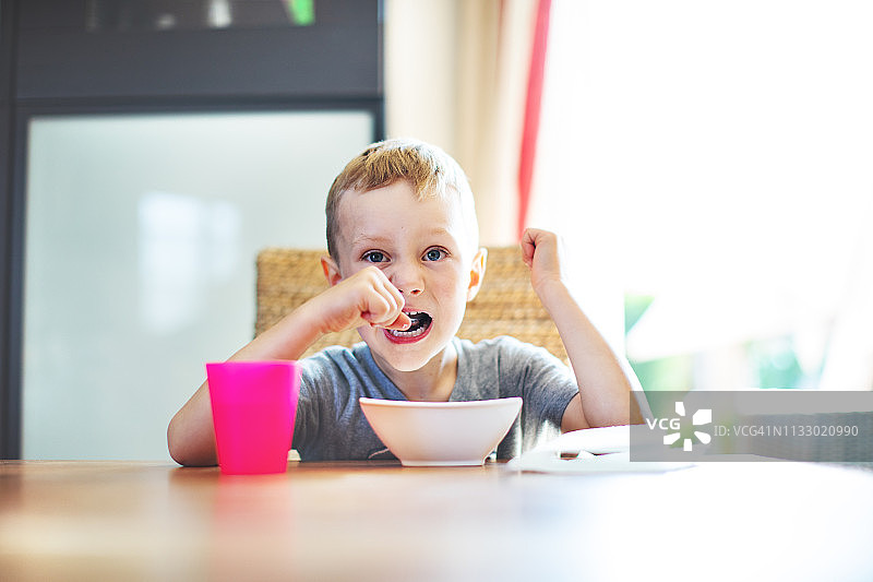 小男孩吃早餐图片素材