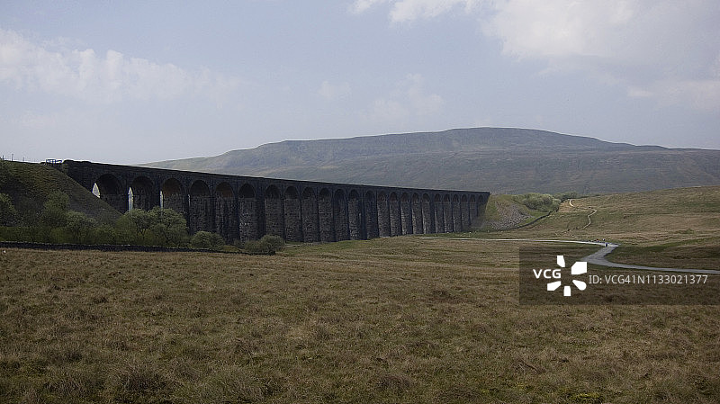 通往铁路桥下的小路图片素材