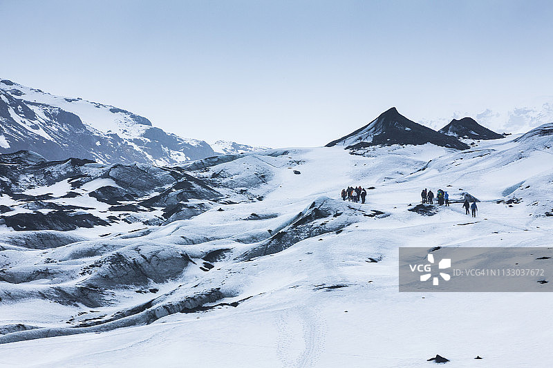 在冰岛米达尔斯冰川徒步的人们图片素材