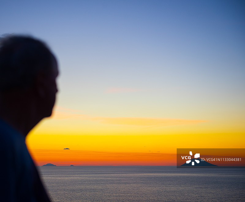 意大利卡拉布里亚斯特龙博利岛的第勒尼安海日落图片素材