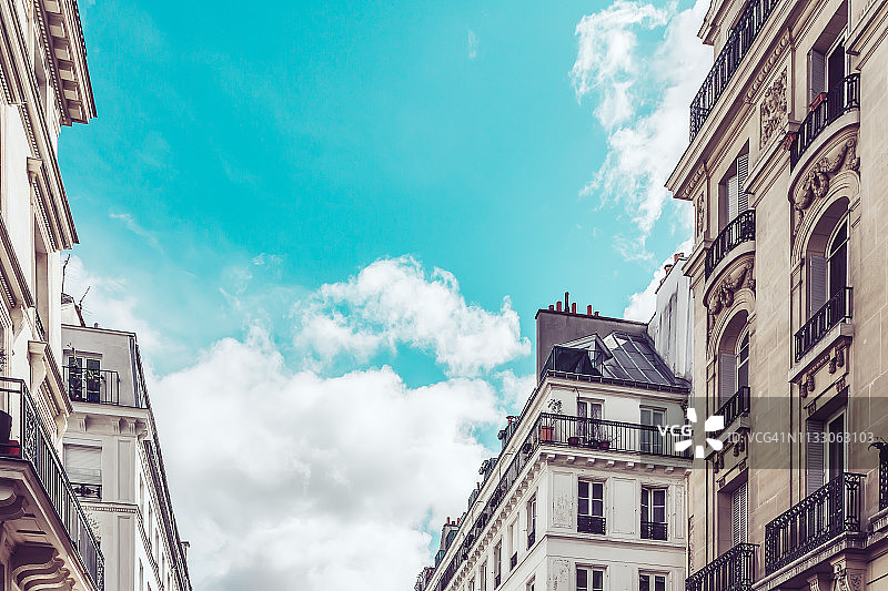 蓝天下的巴黎图片素材